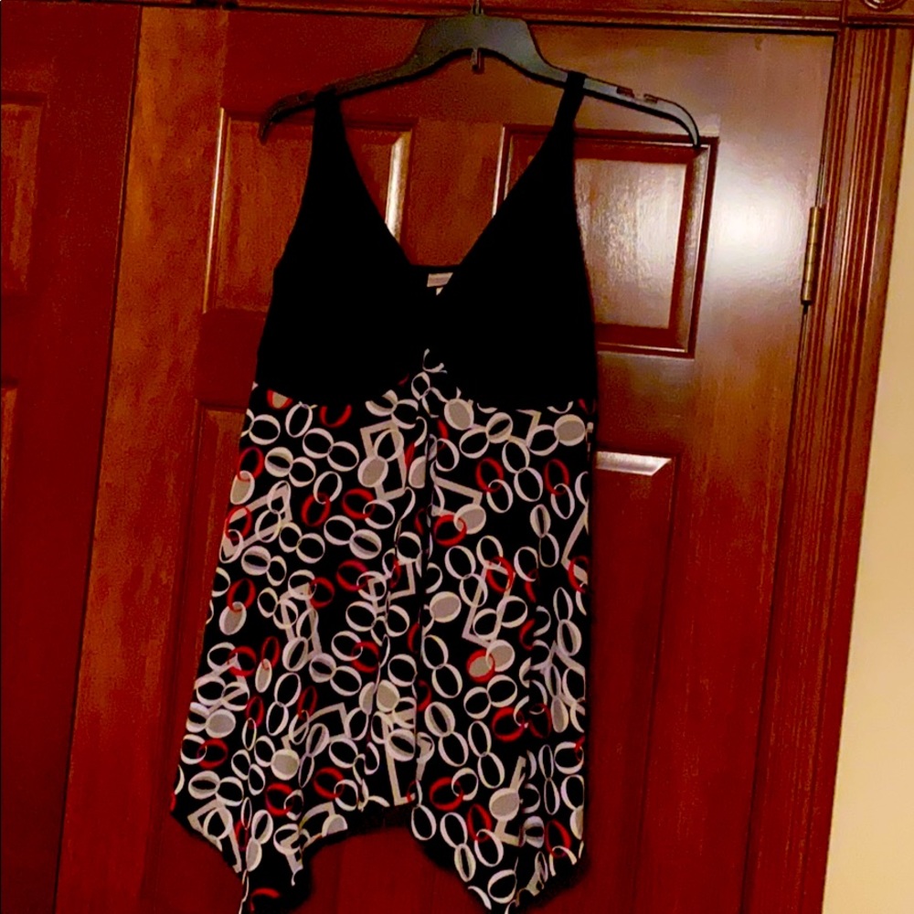 Super cute and comfy top w/ handkerchief hemline!